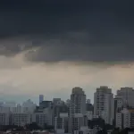 Frente fria avança com chuva forte e temporais em sete estados; veja onde há risco