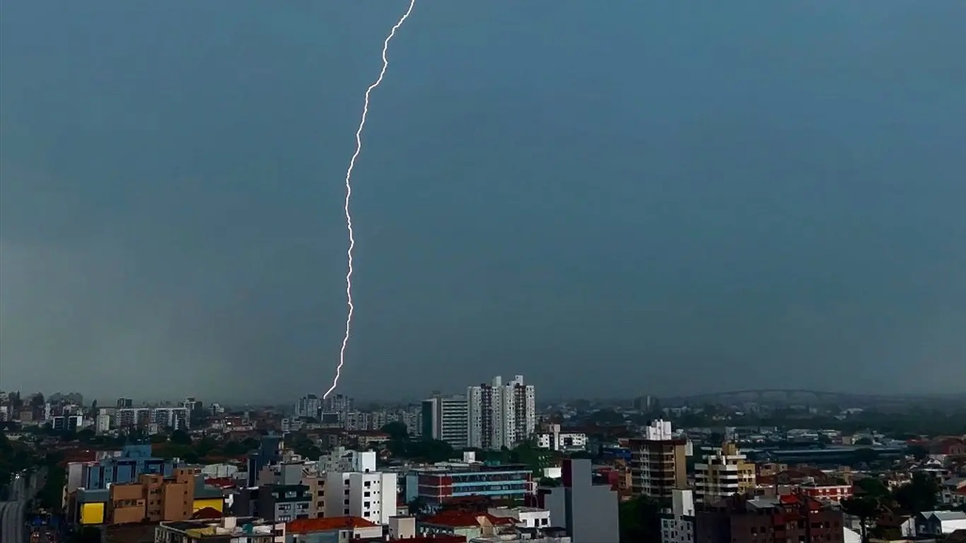 Tempo com chuva e raios