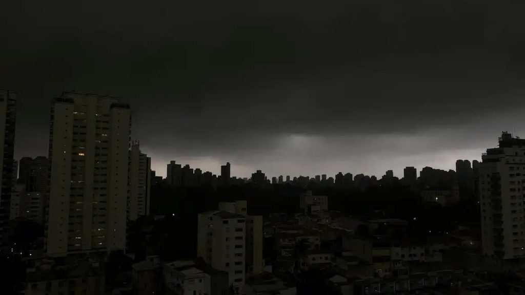 Veja onde há alto risco de chuva localmente forte e temporais nesta terça