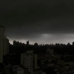 Veja onde há alto risco de chuva localmente forte e temporais nesta terça