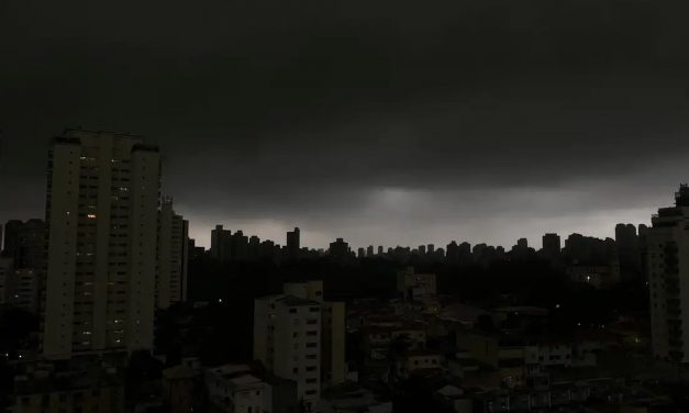 Veja onde há alto risco de chuva localmente forte e temporais nesta terça