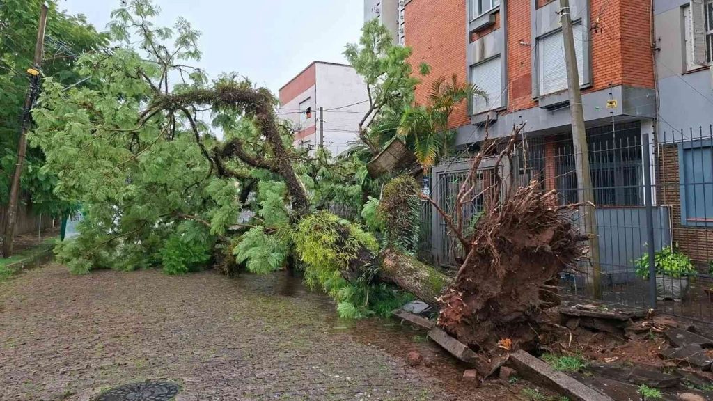 Chuva e vento de quase 100 km/h na Grande Porto Alegre após sensação de 45ºC