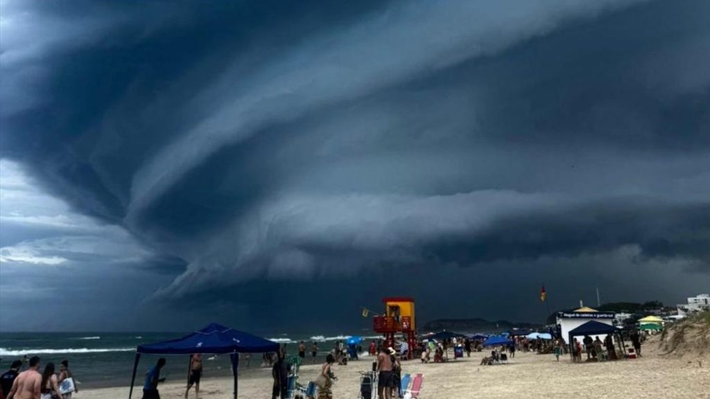 Nuvens de tempestade impressionam no litoral gaúcho; veja imagens