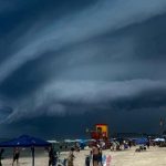 Nuvens de tempestade impressionam no litoral gaúcho; veja imagens