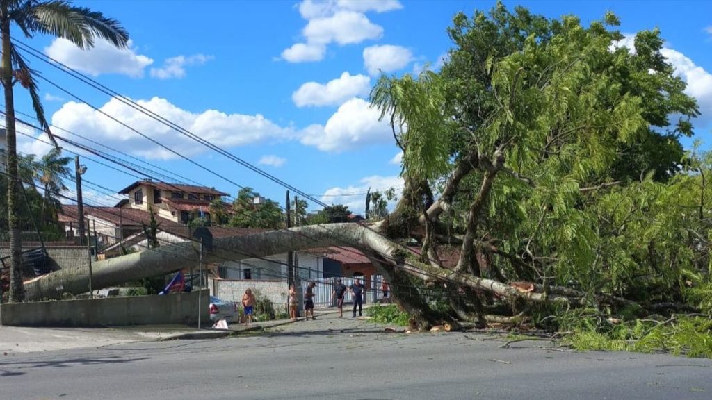 Vento chega a 131 km/h e deixa milhões sem luz no Sul e no Sudeste