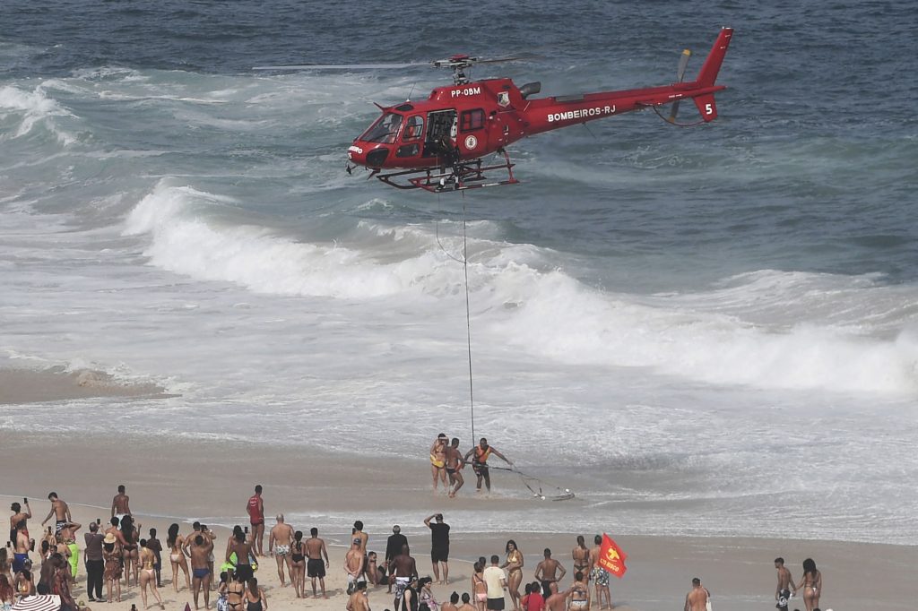 Forte ressaca do mar provoca mais de 600 resgates no Rio de Janeiro