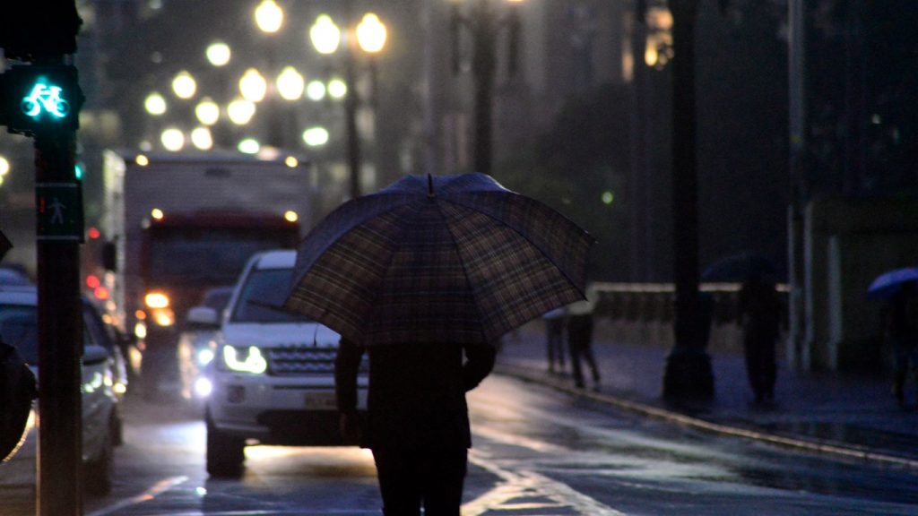 São Paulo tem temporal com chuva de quase 100 mm, vento forte e granizo