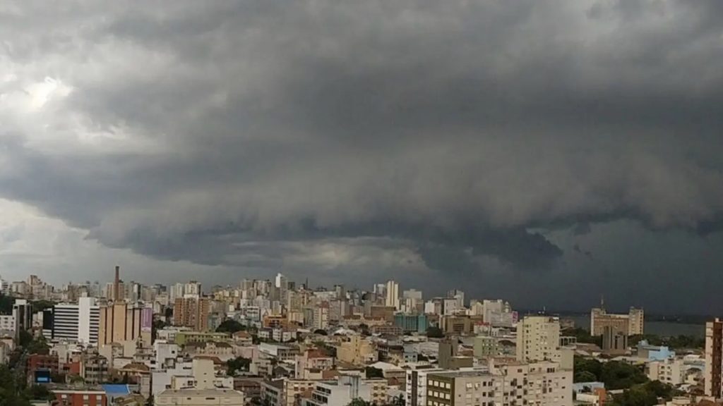Rio Grande do Sul tem alto risco de chuva localmente forte e temporais hoje