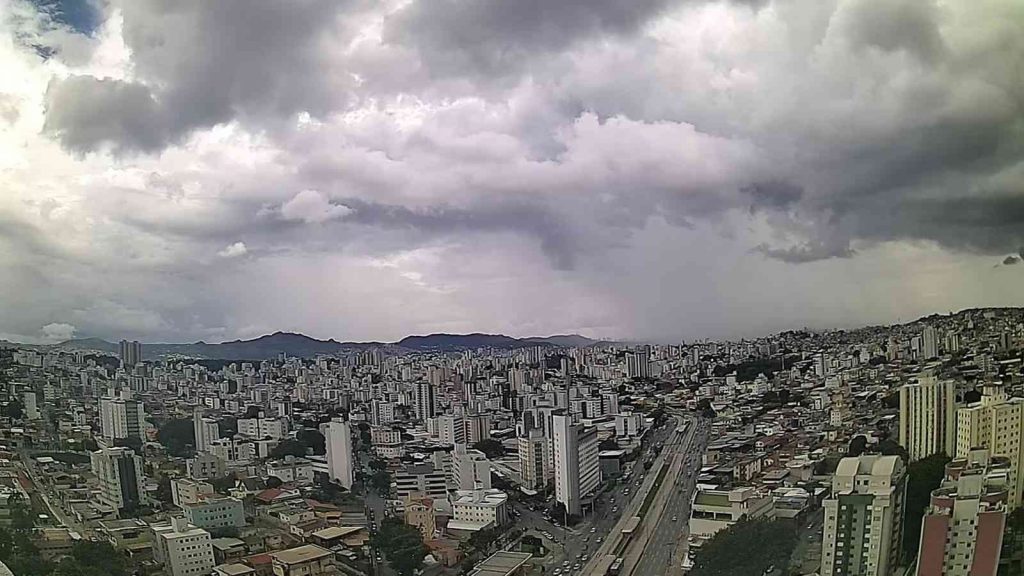 Alerta: risco aumenta de chuva forte a intensa em Belo Horizonte