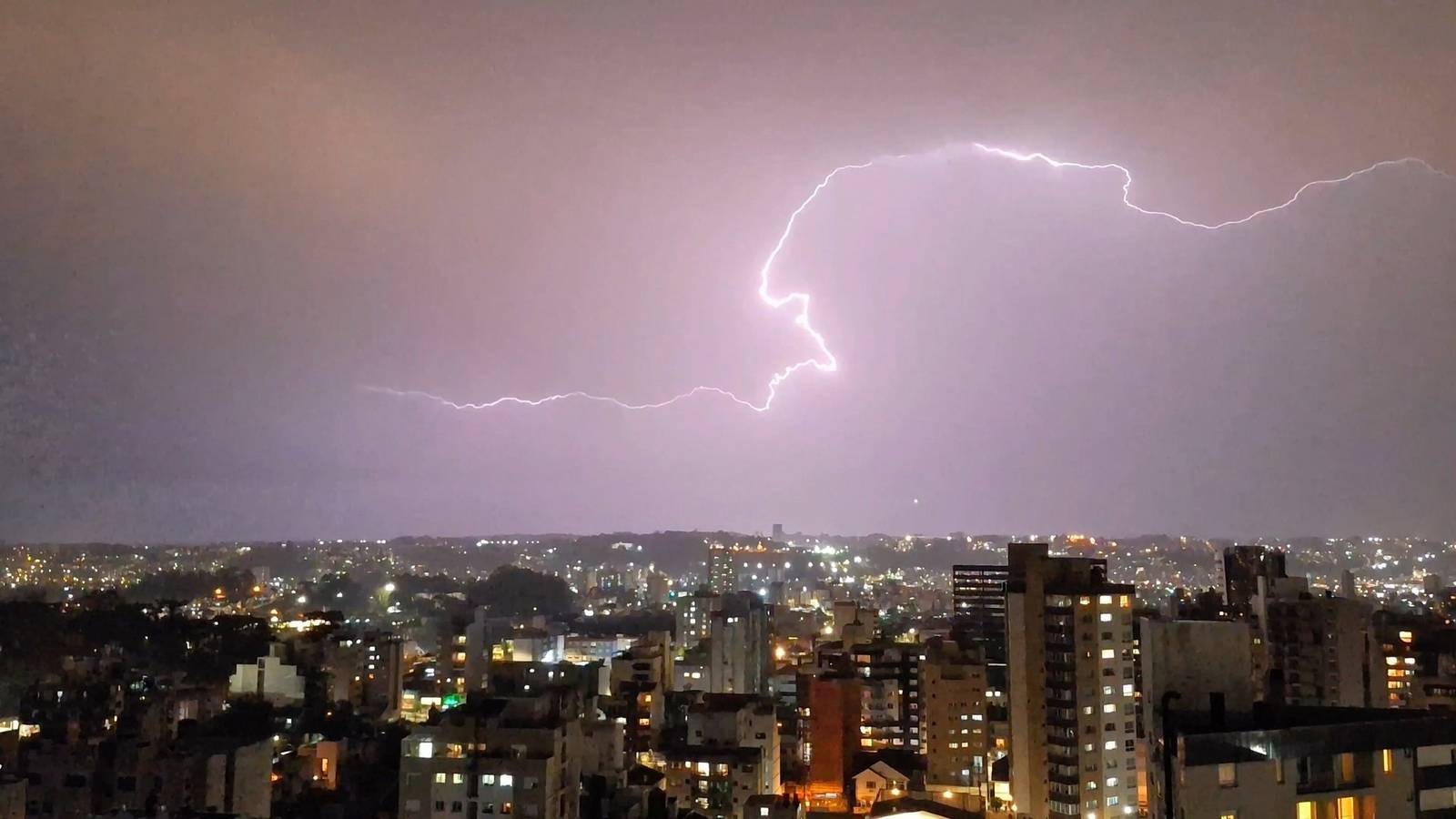 Chuva de verão pelo calor com raios