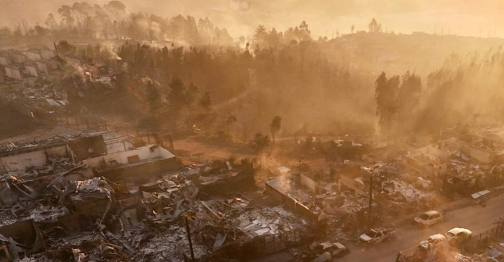 Incêndio florestal destrói 80% de cidade do Chile e transforma bairros em cinzas