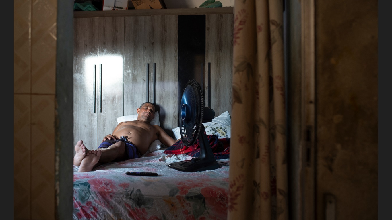 Homem se refresca com ventilador devido ao calor