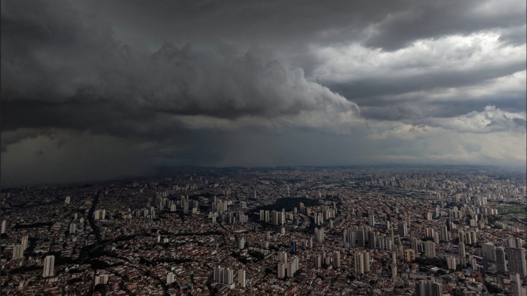 Como será o clima em fevereiro: falta e excesso de chuva, temporais e calorão