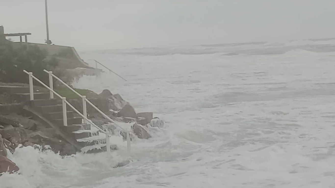 Forte ressaca do mar neste sábado no Hernenegildo