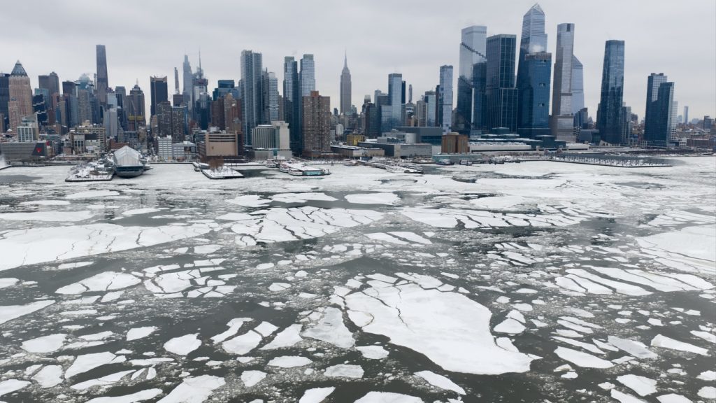Nova York revive cenas do passado com frio extremo; veja incríveis fotos