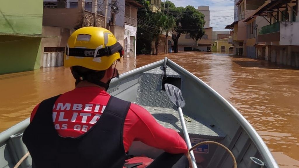 Grave perigo de chuva excessiva com risco de enchentes em Minas Gerais