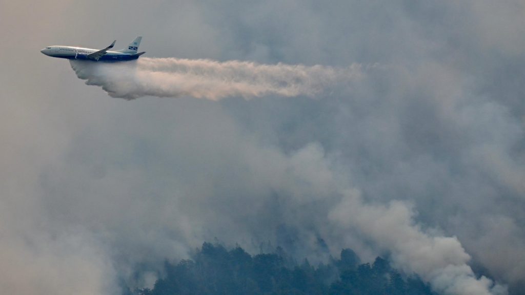 Militares e avião hidrante se somam no combate ao fogo na Patagônia
