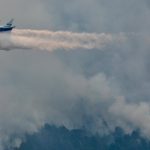 Militares e avião hidrante se somam no combate ao fogo na Patagônia