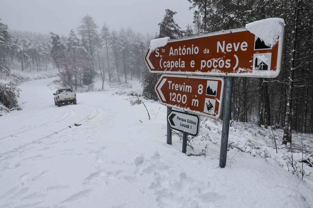 Portugal sofre com chuva e maior neve em anos no Norte do país