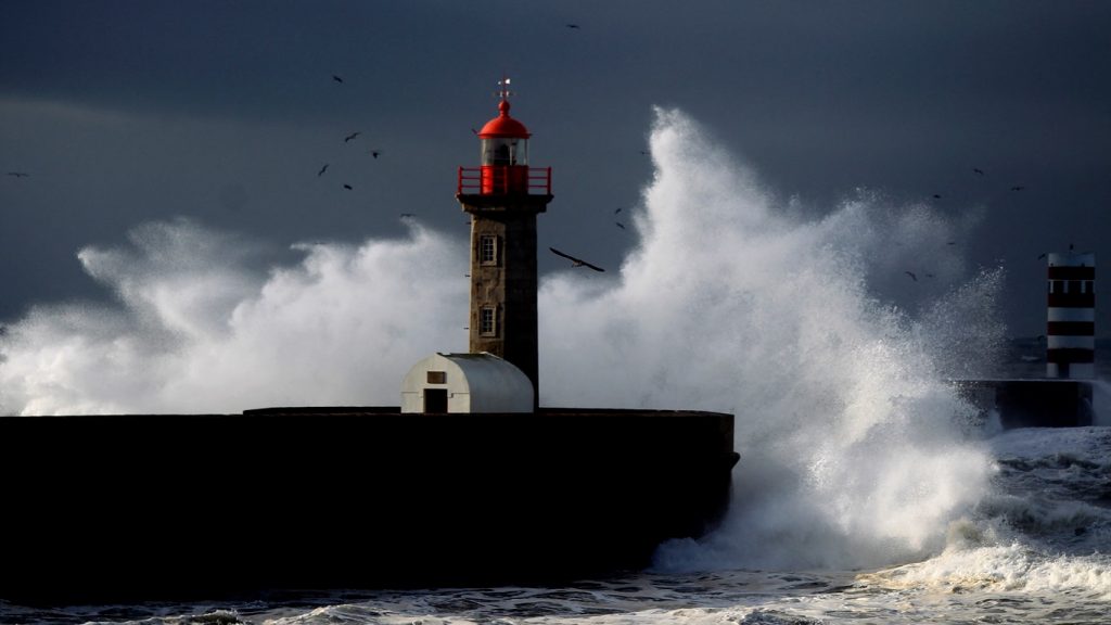 Ondas enormes, vento de 140 km/h, chuva de 200 mm e neve castigam Portugal