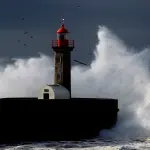 Ondas enormes, vento de 140 km/h, chuva de 200 mm e neve castigam Portugal