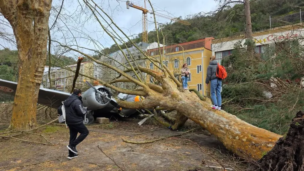 Ciclone bomba com vento acima de 200 km/h provoca calamidade em Portugal