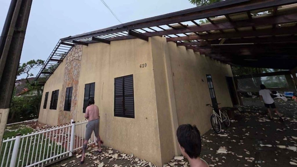 Microexplosão deixa estragos no litoral de Santa Catarina; veja vídeo