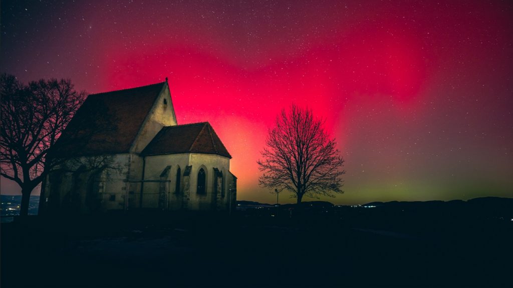 Tempestade solar severa colore o céu com auroras em dezenas de países