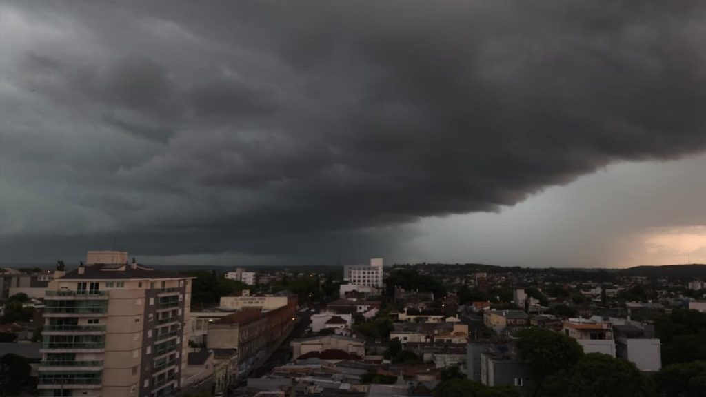 Combo de calor de 38ºC e frente fria traz chuva forte e temporais
