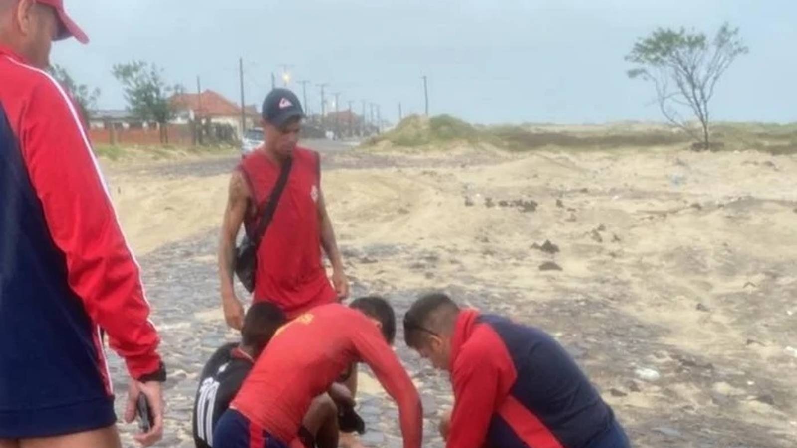 Jovem é socorrido após ser atingido por raio