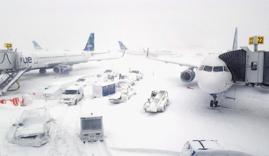 Gelo e neve provocam colapso aéreo nos EUA: 12 mil voos cancelados