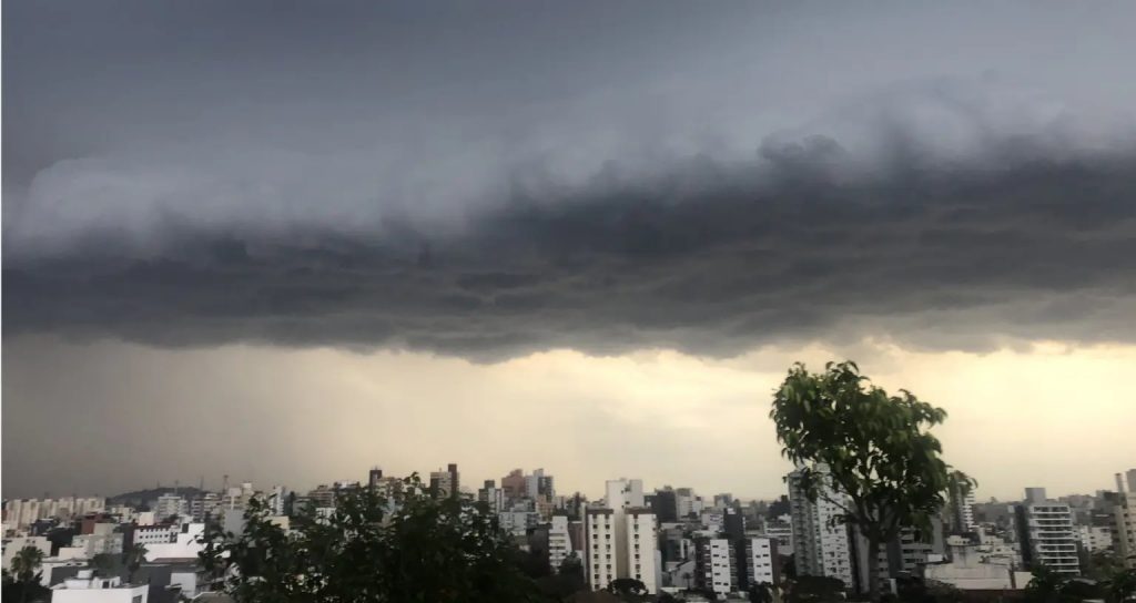 Frente fria traz risco de chuva forte isolada após calor de quase 42ºC