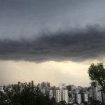 Frente fria traz risco de chuva forte isolada após calor de quase 42ºC