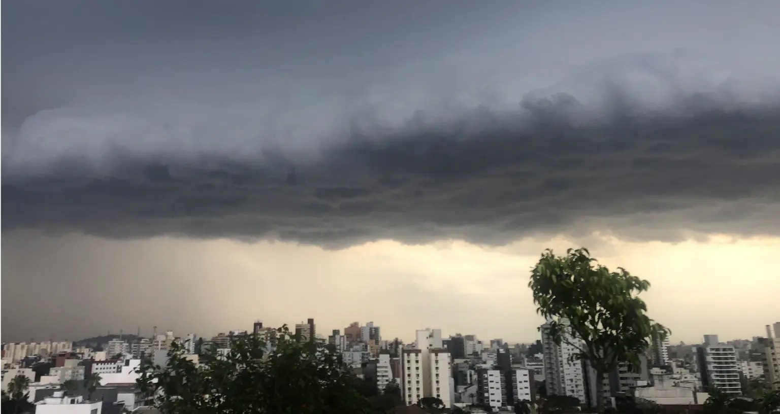 Frente fria causa chuva em Porto Alegre