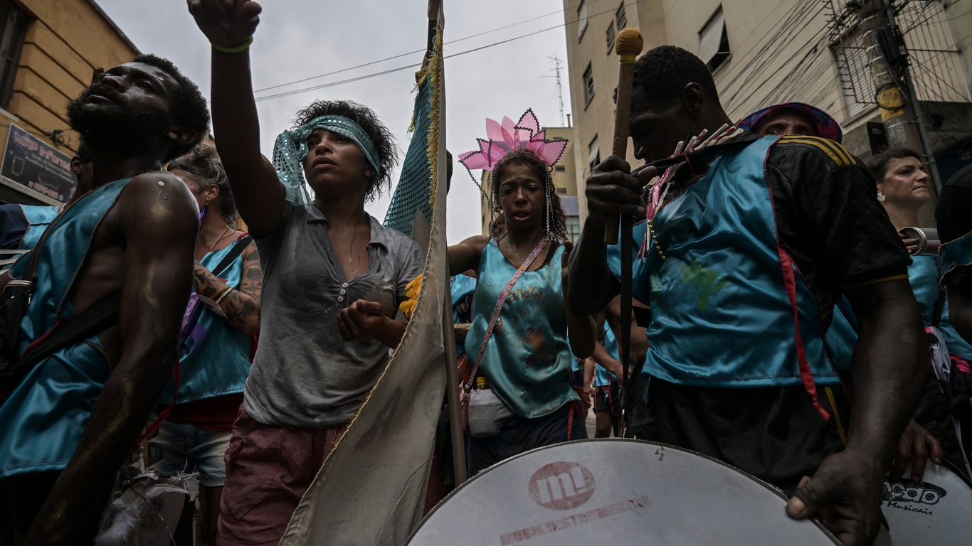 Calor em São Paulo durante os desfiles dos blocos de Carnaval