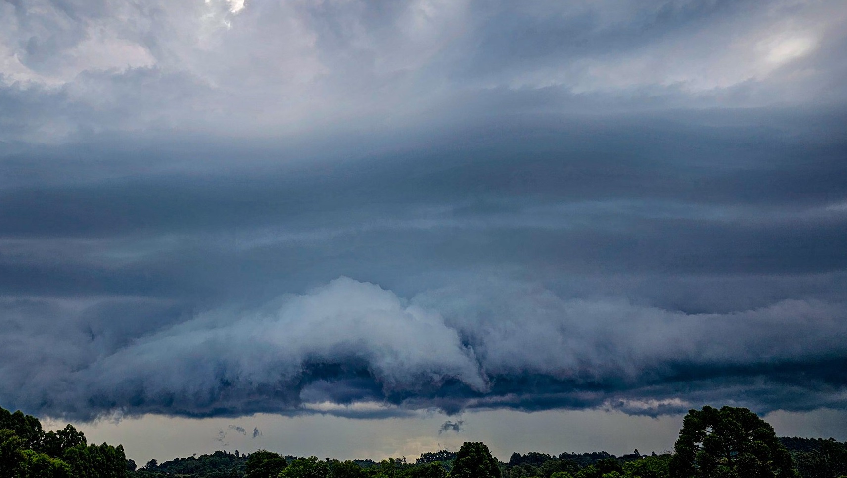 Foto mostra chuva de verão pelo calor