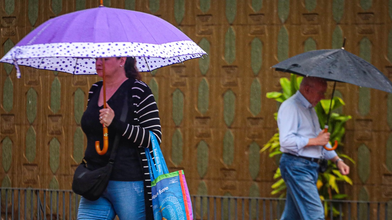 Foto mostra chuva em Porto Alegre