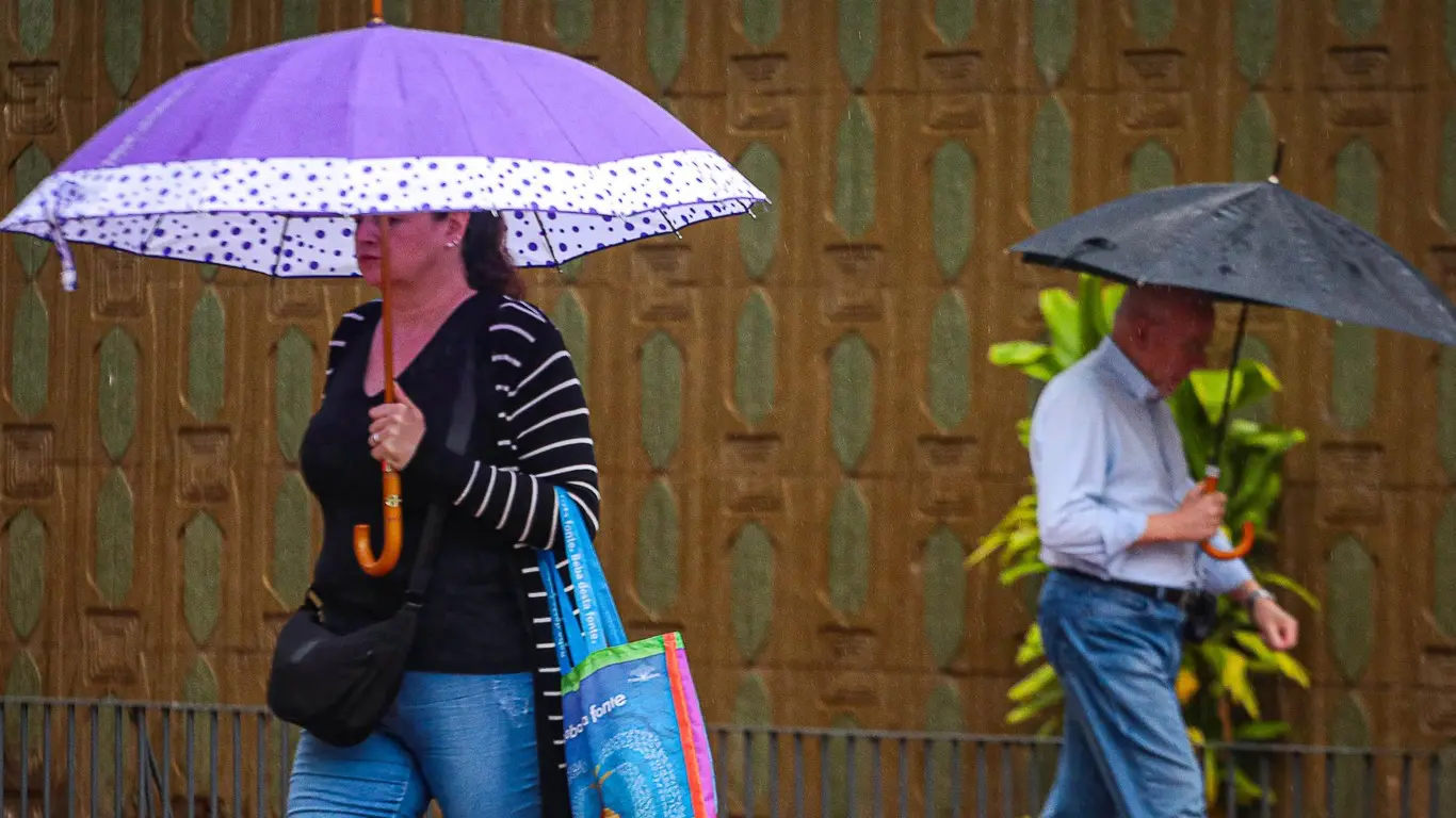 Foto mostra chuva em Porto Alegre