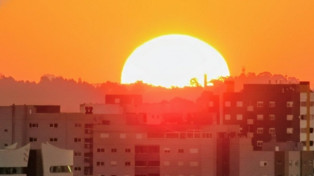 Começo da semana marca o retorno do calor intenso e com chuva de verão