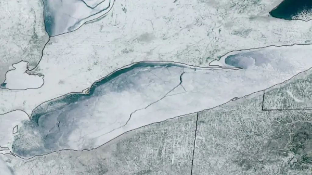 Rachadura de mais de 100 km em lago gera alerta e impressiona cientistas