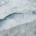 Rachadura de mais de 100 km em lago gera alerta e impressiona cientistas