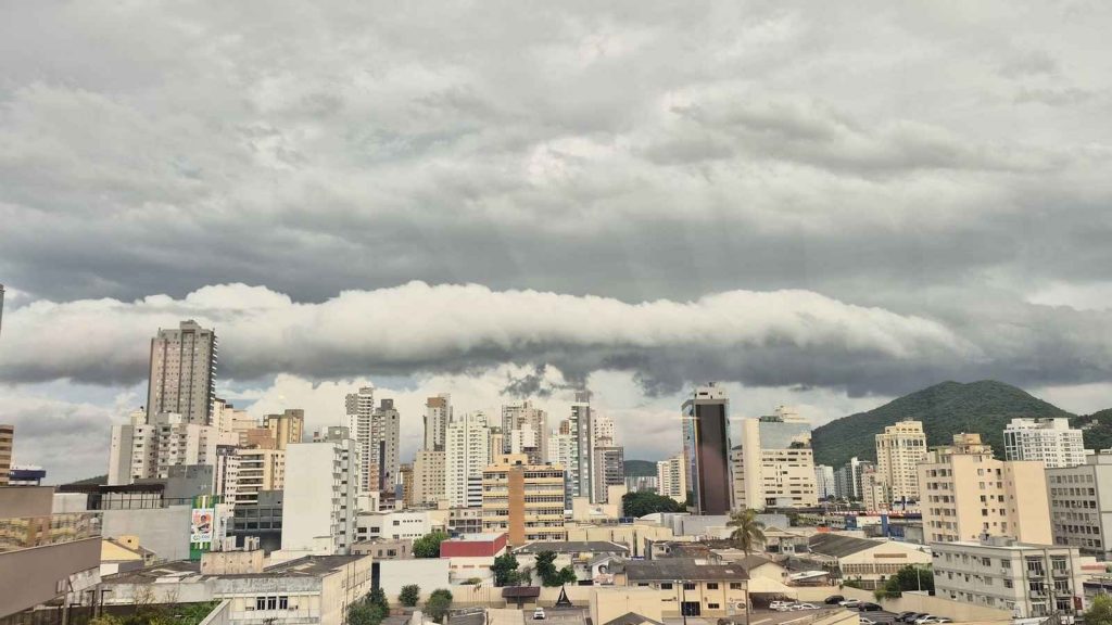 Sobe o nível de alerta por chuva forte a intensa em Santa Catarina