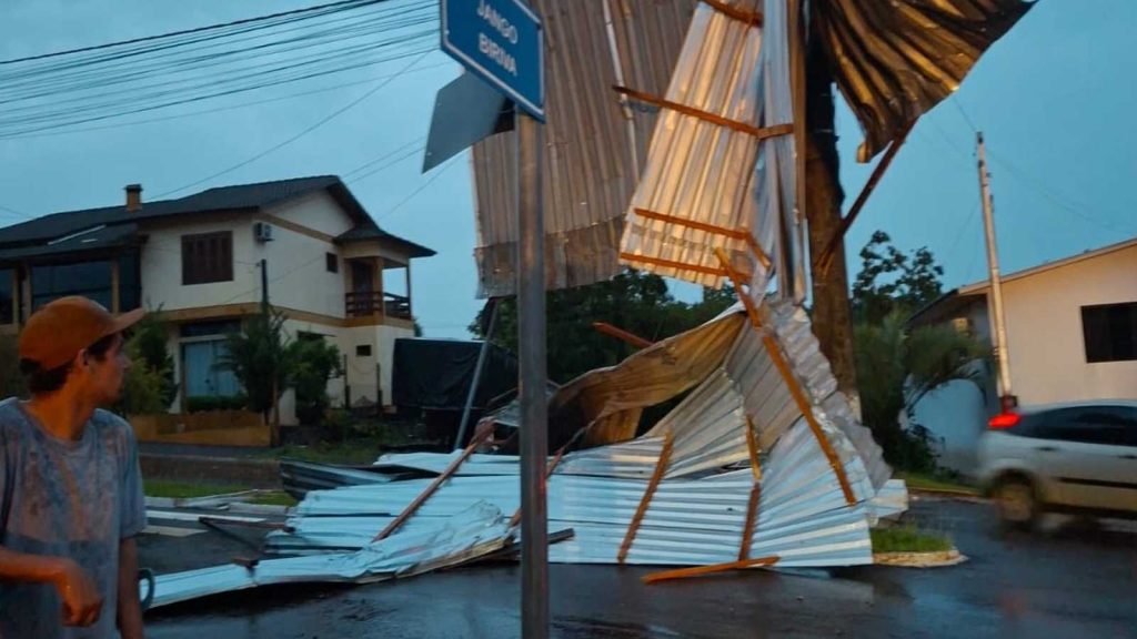 Fim de semana de reconstrução após estragos por tempestades severas