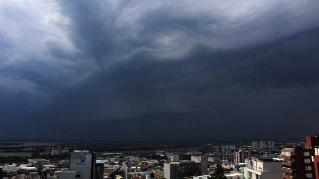 Grande Porto Alegre tem chuva forte na tarde mais quente do ano e vem mais água