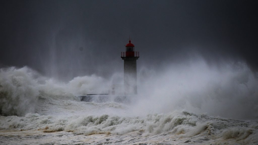 Tempestades não dão trégua em Portugal e cresce o perigo de cheias