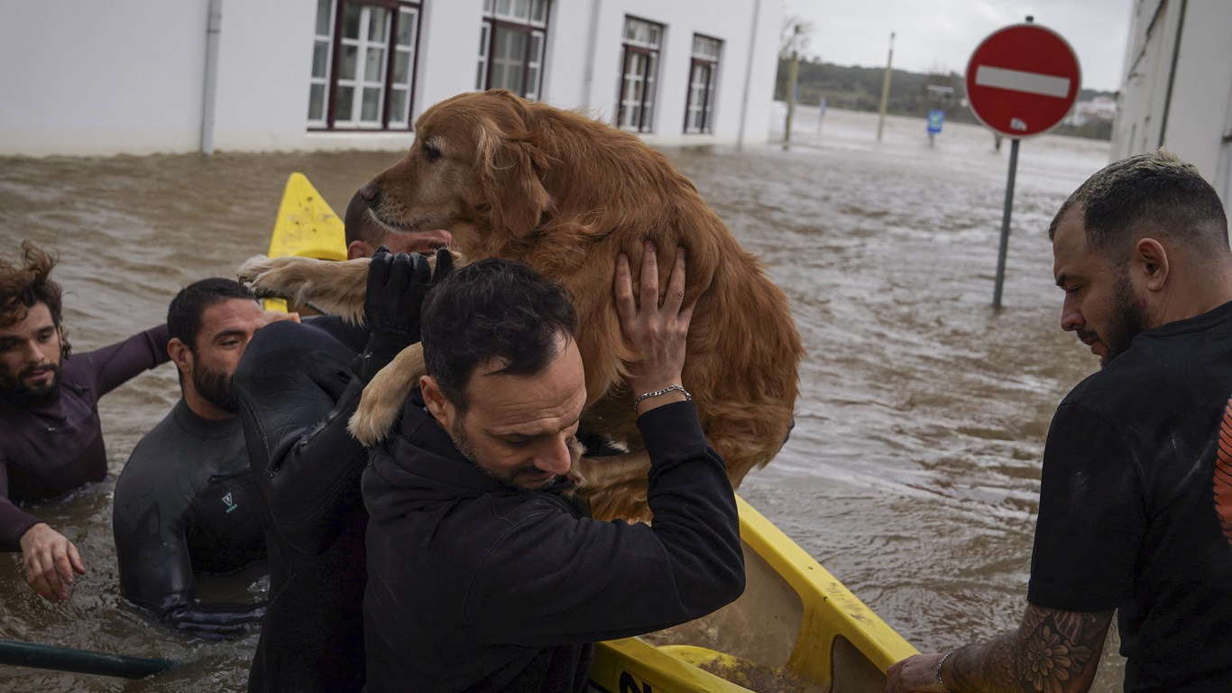 Resgate na enchente em Portugal