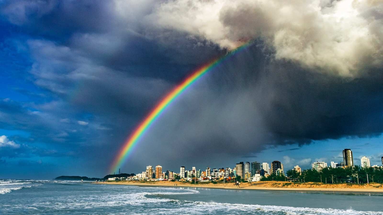 Sol e chuva nas praia