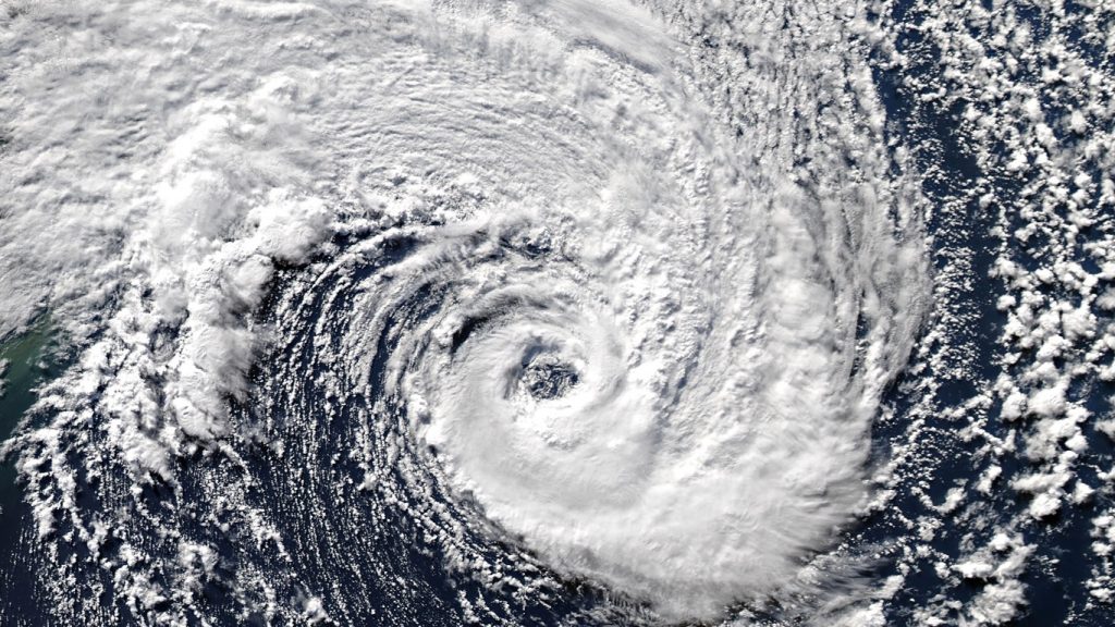 Ciclone se forma na costa do Sudeste, reforça umidade e trará chuva intensa