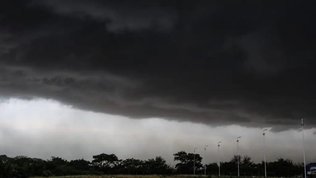 Frente fria e baixa pressão mexem com o tempo na reta final do Carnaval