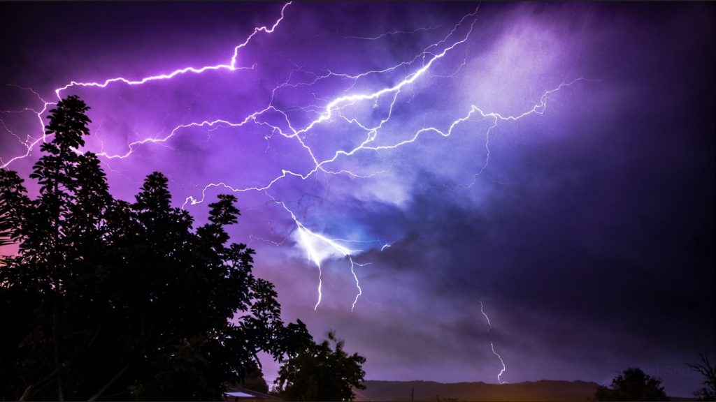Semana começa com chuva localmente forte e raios no Rio Grande do Sul